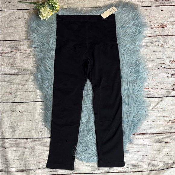 NWT Empetur Daily Flaunt Mid Waist Shaping Capri Black sz L - Picture 1 of 8